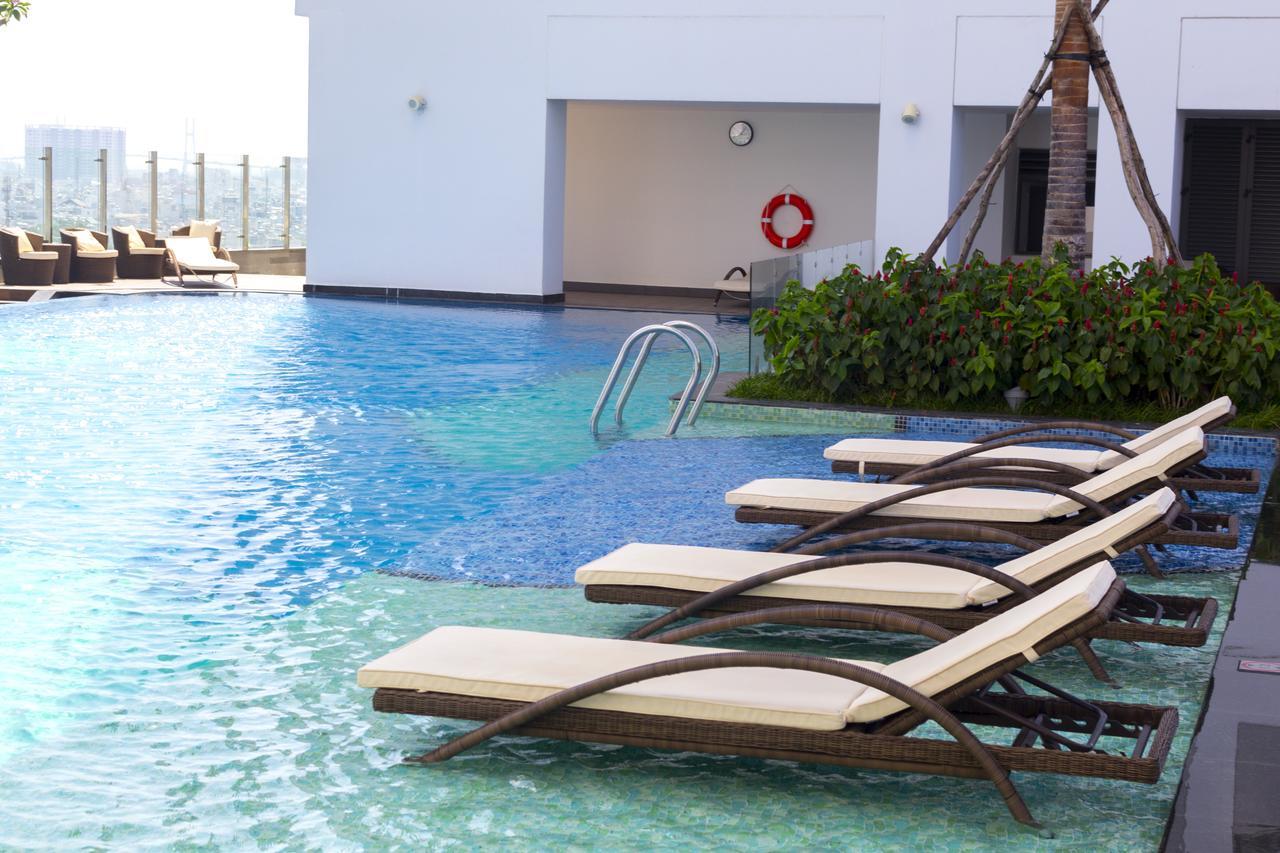 Infinity Edge Pool - Rivergate Apartment Ho Chi Minh City
