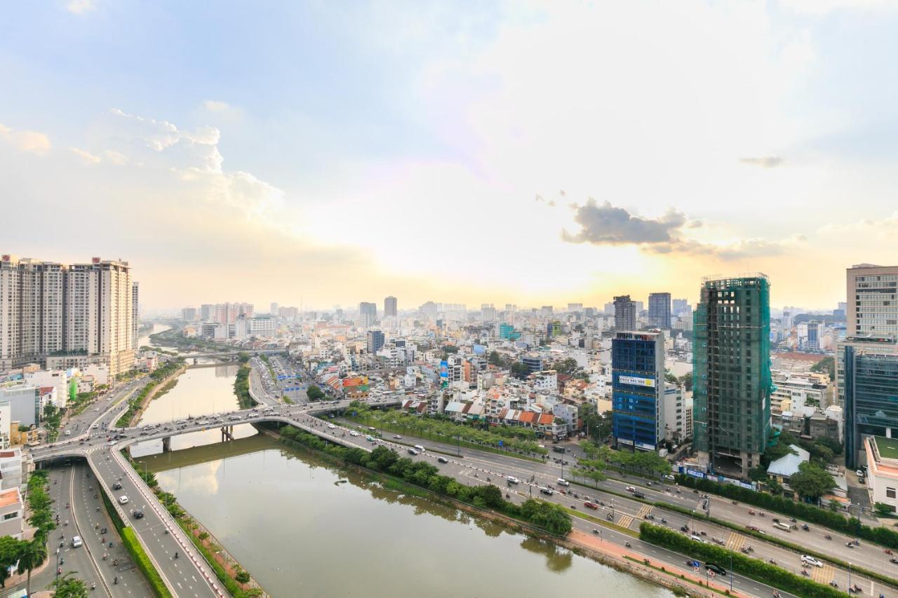 Infinity Edge Pool - Rivergate Apartment Ho Chi Minh City